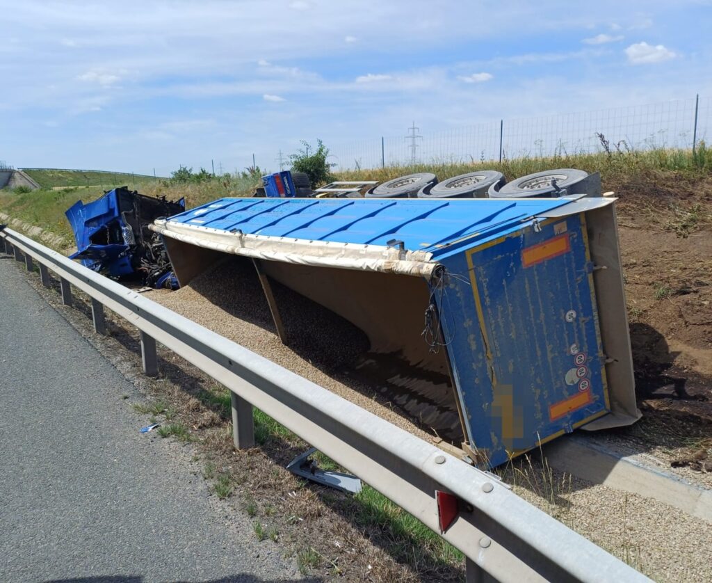 Autotren încărcat cu nisip, răsturnat pe A1 între 