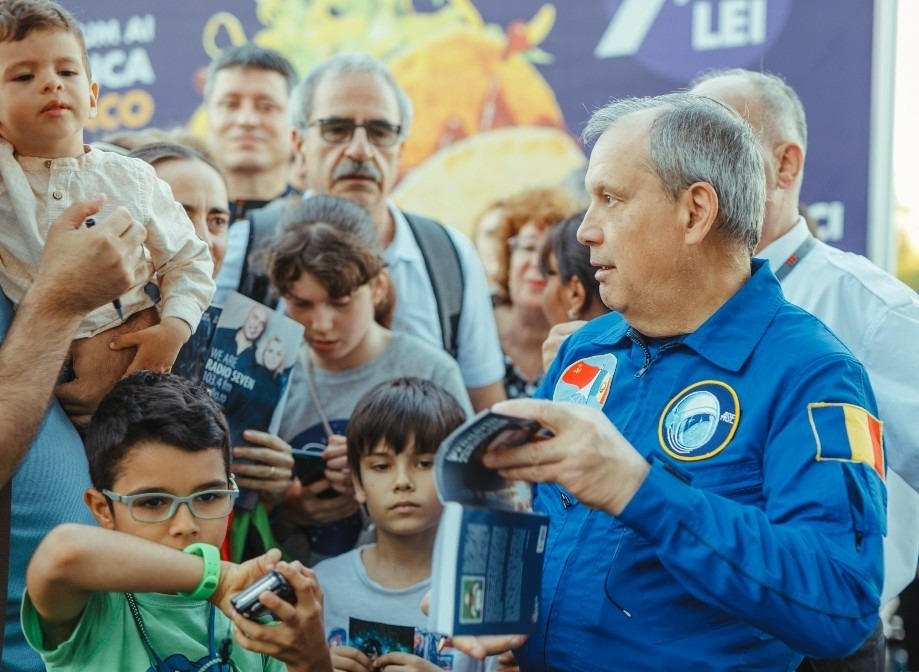 Dumitru-Dorin Prunariu și echipa primului satelit românesc, 