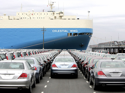Trump semnează ordinul de reducere a tarifelor vamale pentru autoturismele japoneze la 15%