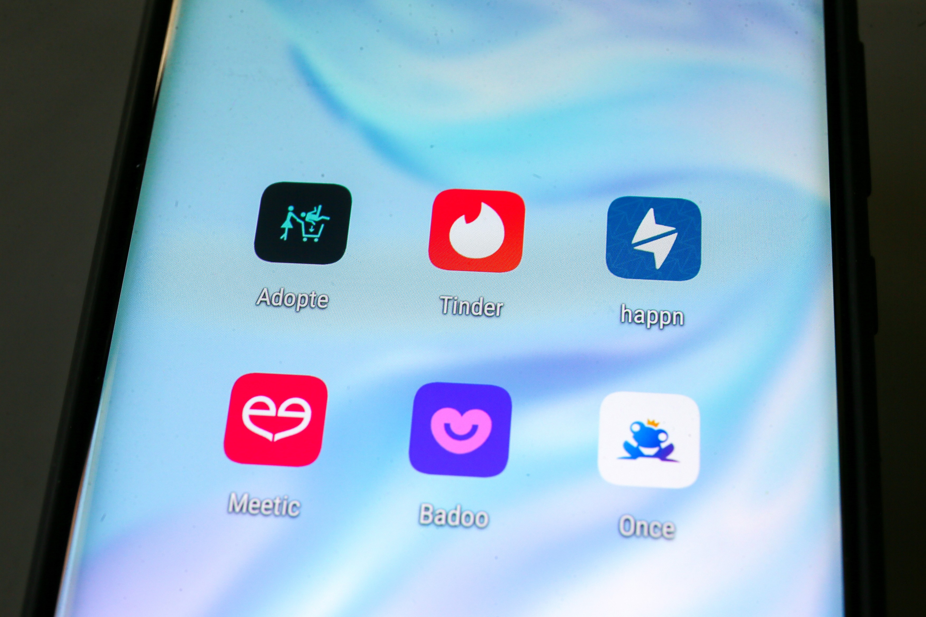 Swipe, profit, repeat! Cum au devenit aplicațiile de dating o industrie de miliarde