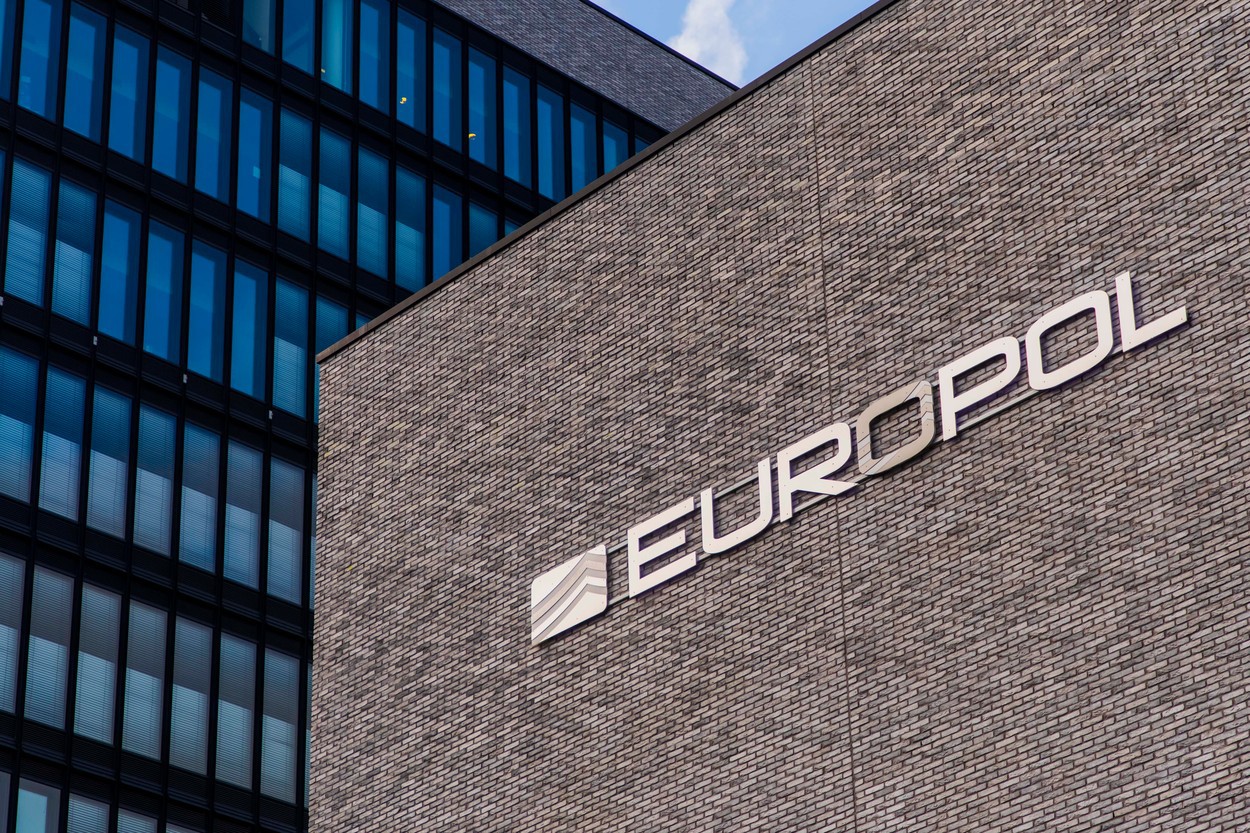 Europol: Tinerii fără antecedente penale sunt recrutaţi pentru a comite atacuri violente