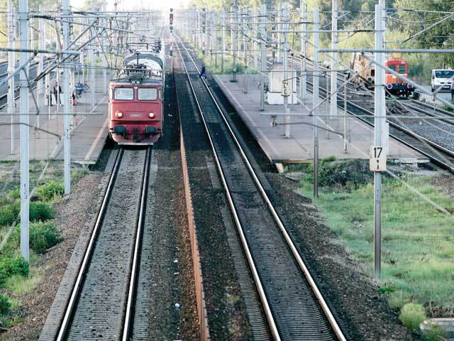 Furtunile din ultima zi au dat peste cap circulația trenurilor din țară. Intervenții pentru degajarea căilor ferate
