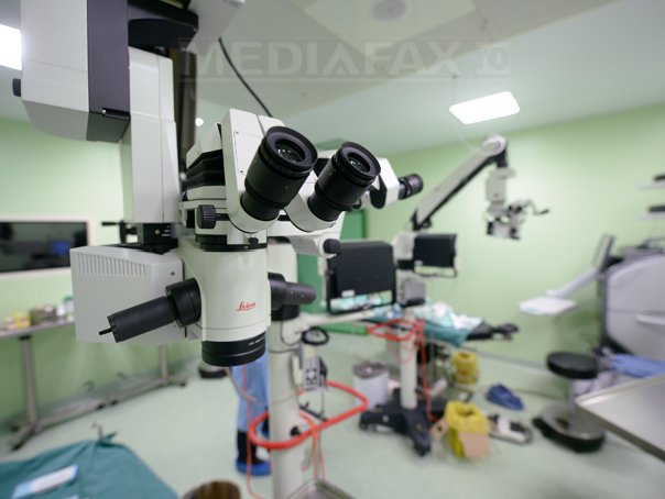 Adolescente ajunse la spital din cauza genelor false / Medicii avertizează că lipiciul de gene poate duce chiar și la pierderea vederii