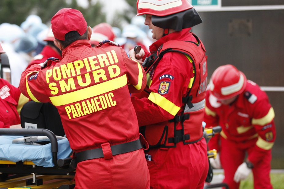 O elevă a căzut dintr-un autocar aflat în mers după ce a acționat din greșeală un buton de urgență