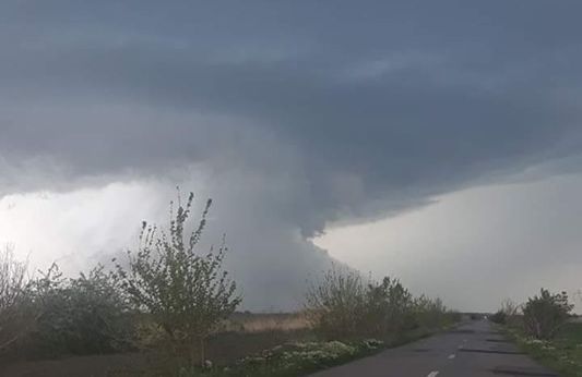 O tornadă a făcut prăpăd în nordul Franței. Sunt mai multe victime și macarale doborâte