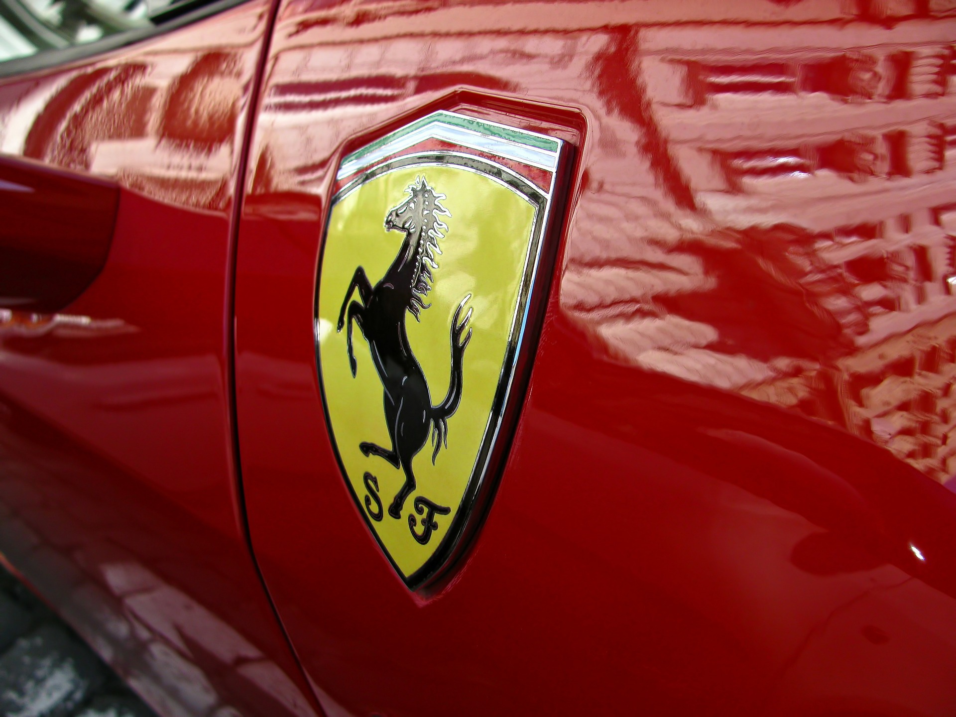 Ferrari lansează modelul „Luce”, primul său automobil electric