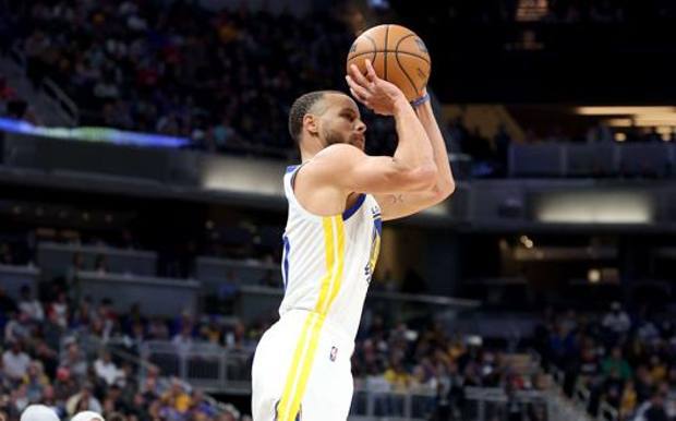 Stephen Curry urcă pe locul 22 în topul marcatorilor din NBA, depășindu-l pe Vince Carter