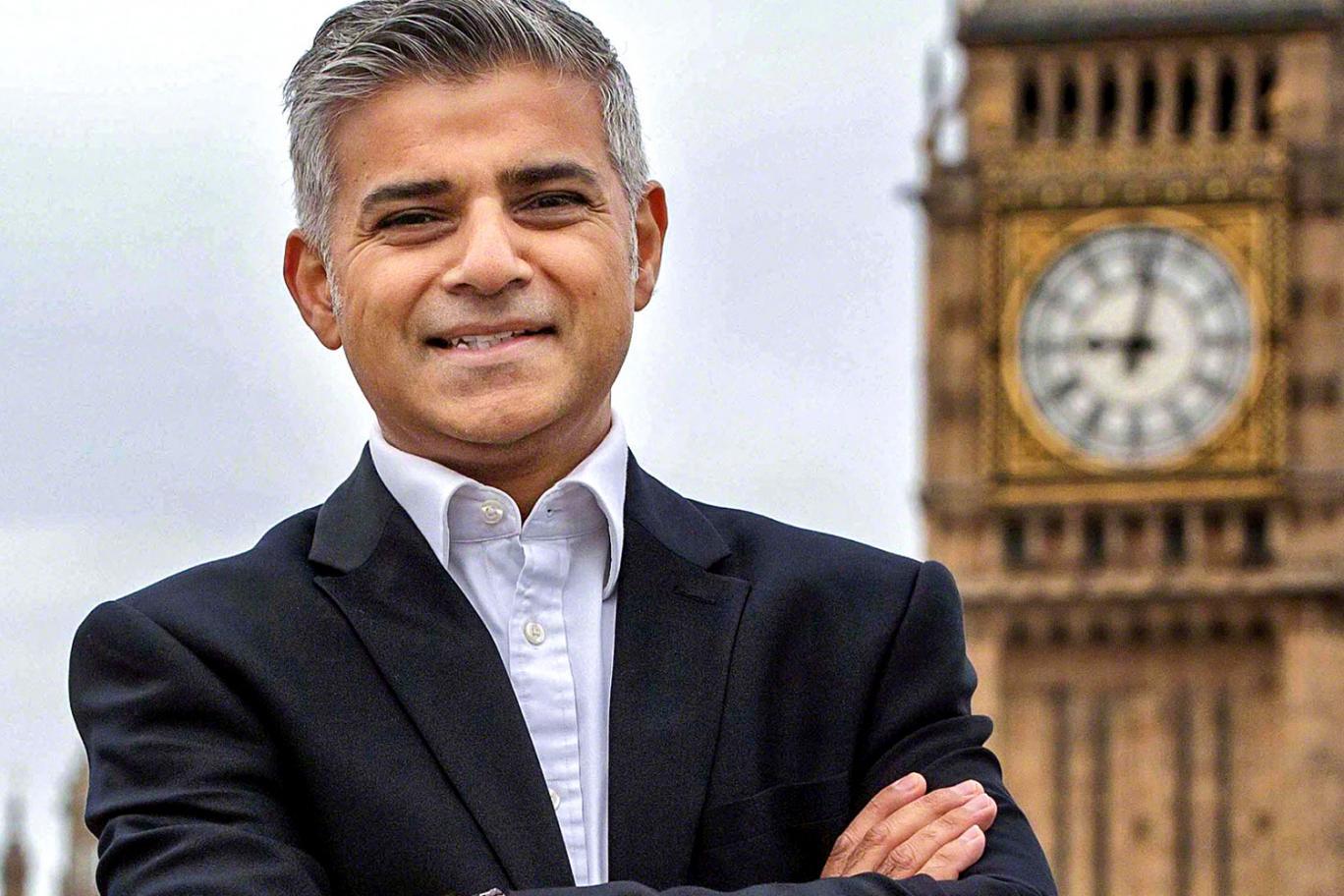 Scandal la Londra: polițiști înarmați au uitat o geantă cu arme în fața casei primarului Sadiq Khan