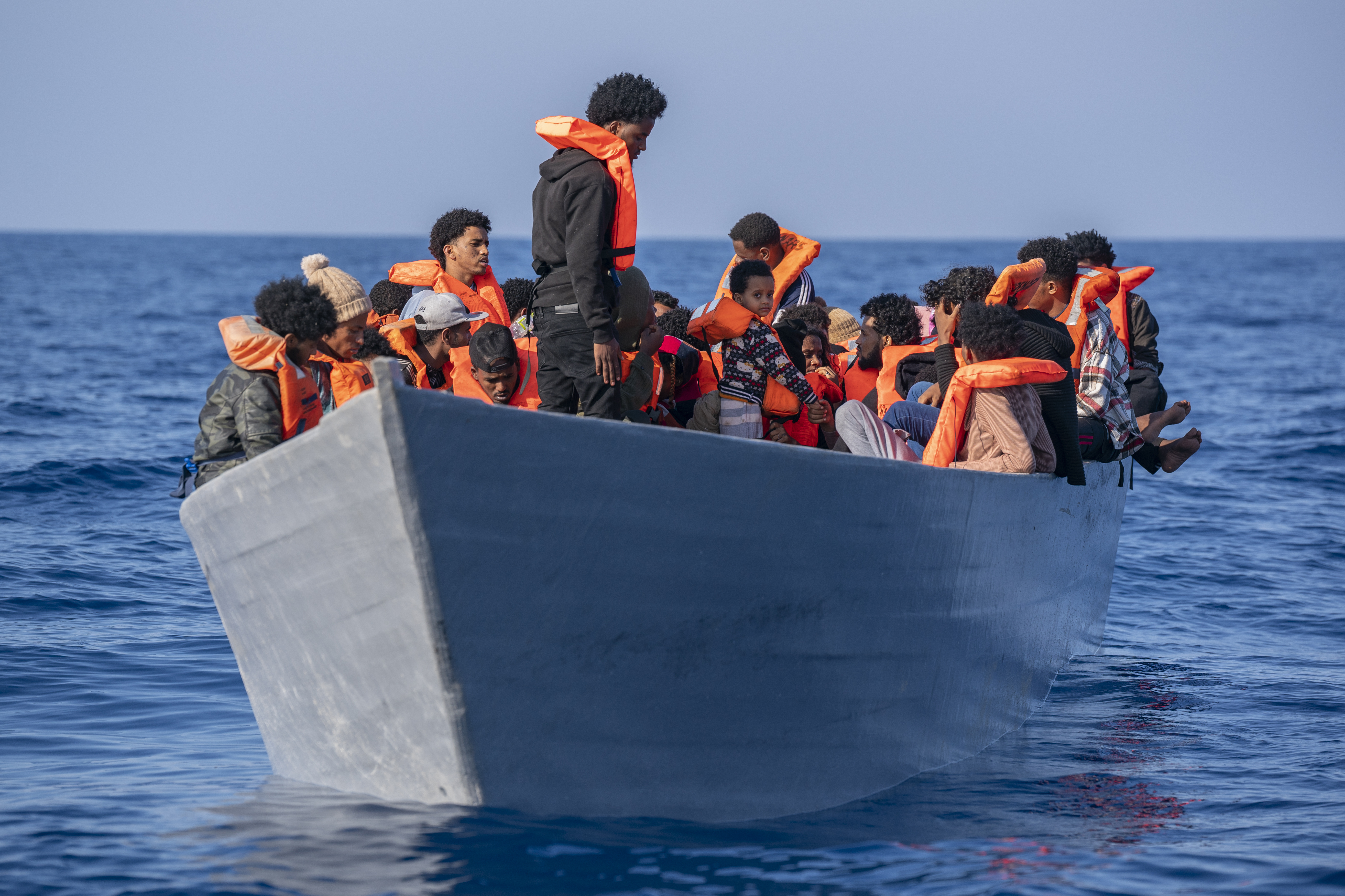 Marea Britanie. Guvernul lui Keir Starmer amenință traficanții de migranți ilegali cu 5 ani de închisoare