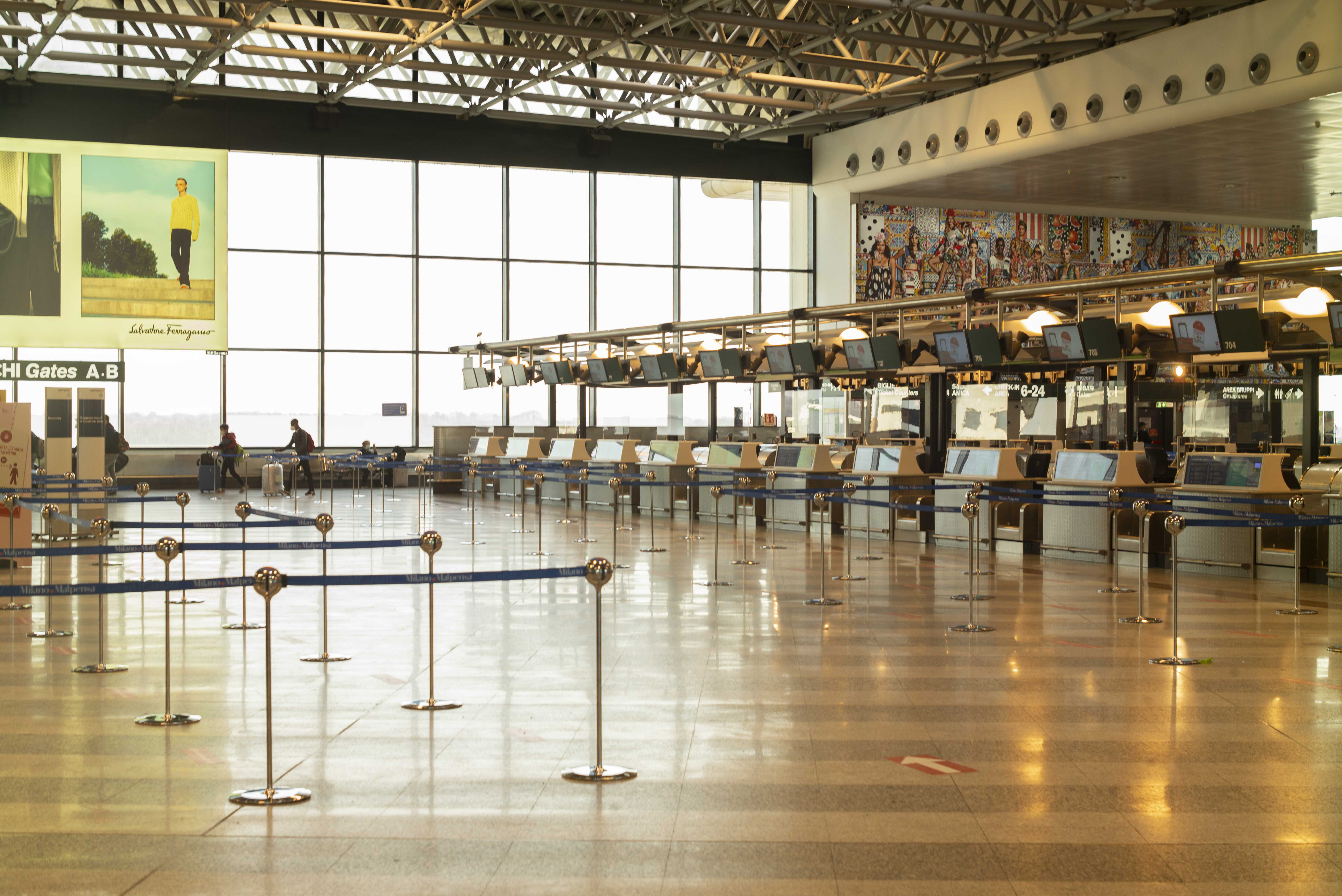 Comisia Europeană aprobă instalarea în aeroporturi a scannerelor care le permit pasagerilor să aibă la ei recipiente cu mai mult de 100 de ml de lichid