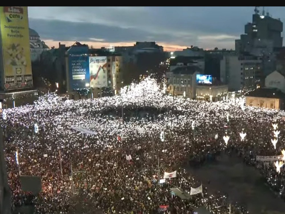 Zeci de mii de persoane au protestat la Belgrad pentru alegeri anticipate