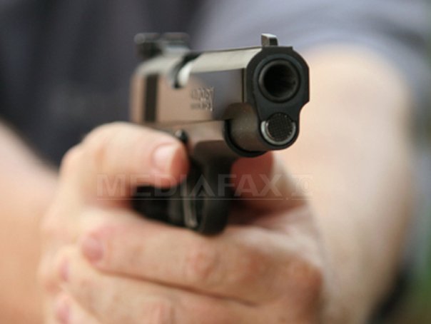 Primul atac armat produs pe Insulele Turks şi Caicos. Trei oameni au murit, 10 au fost răniţi