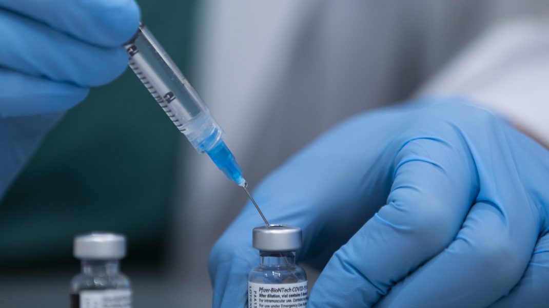 Propunere POT: Românii vaccinați cu Pfizer, care nu mai pot munci, să primească despăgubiri de 1200 euro pe lună până la pensie