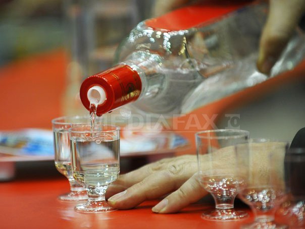 Declin istoric pentru producția de vodcă în Rusia, dar asta nu înseamnă că rușii beau mai puțin! Paradoxal, sancțiunile occidentale și creșterea prețurilor la alcool nu descurajează și consumul