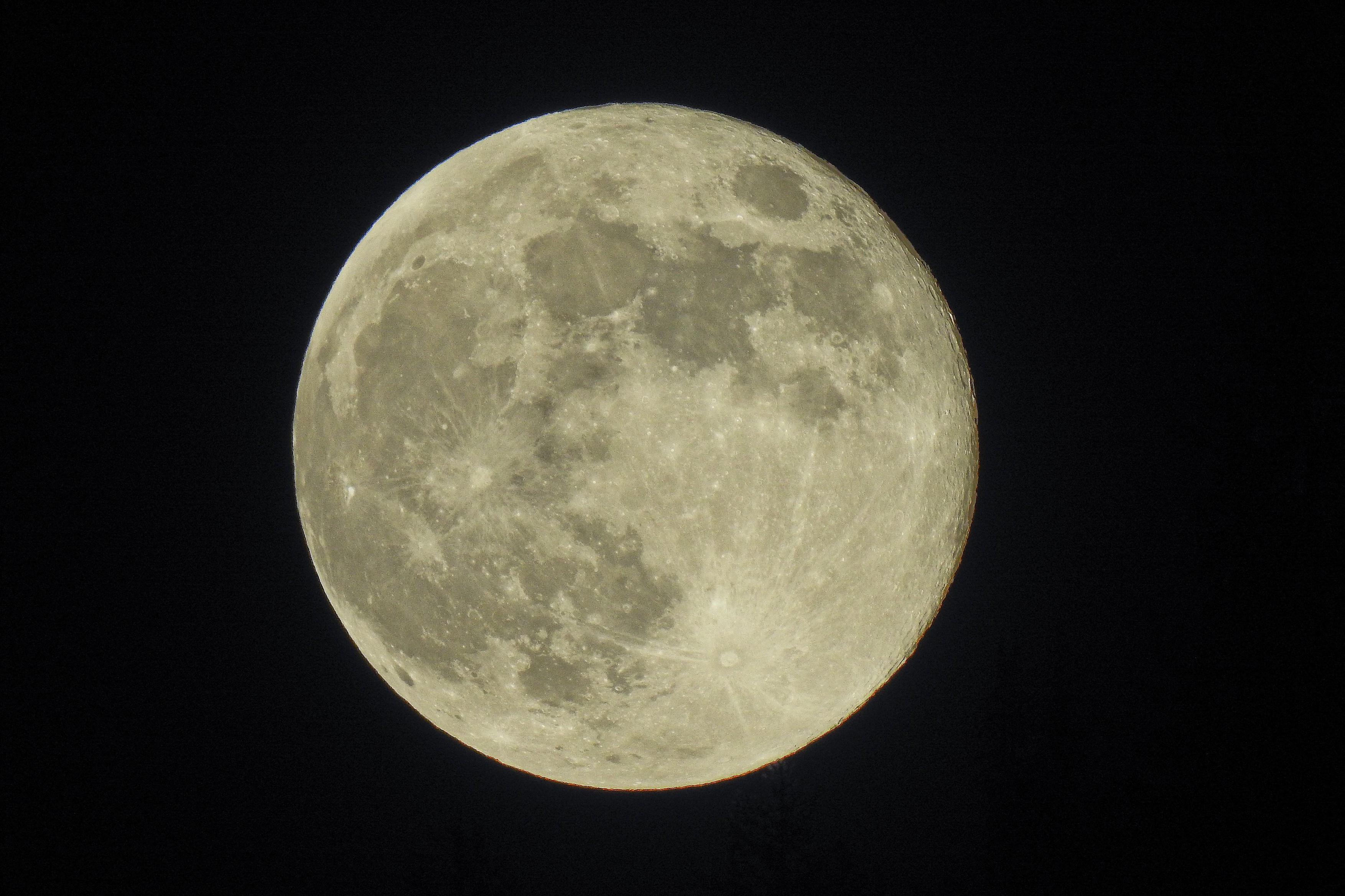 Lansarea unei arme nucleare asupra unui asteroid care ar putea lovi Luna în 2032. Oamenii de știință analizează logistica distrugerii acestuia