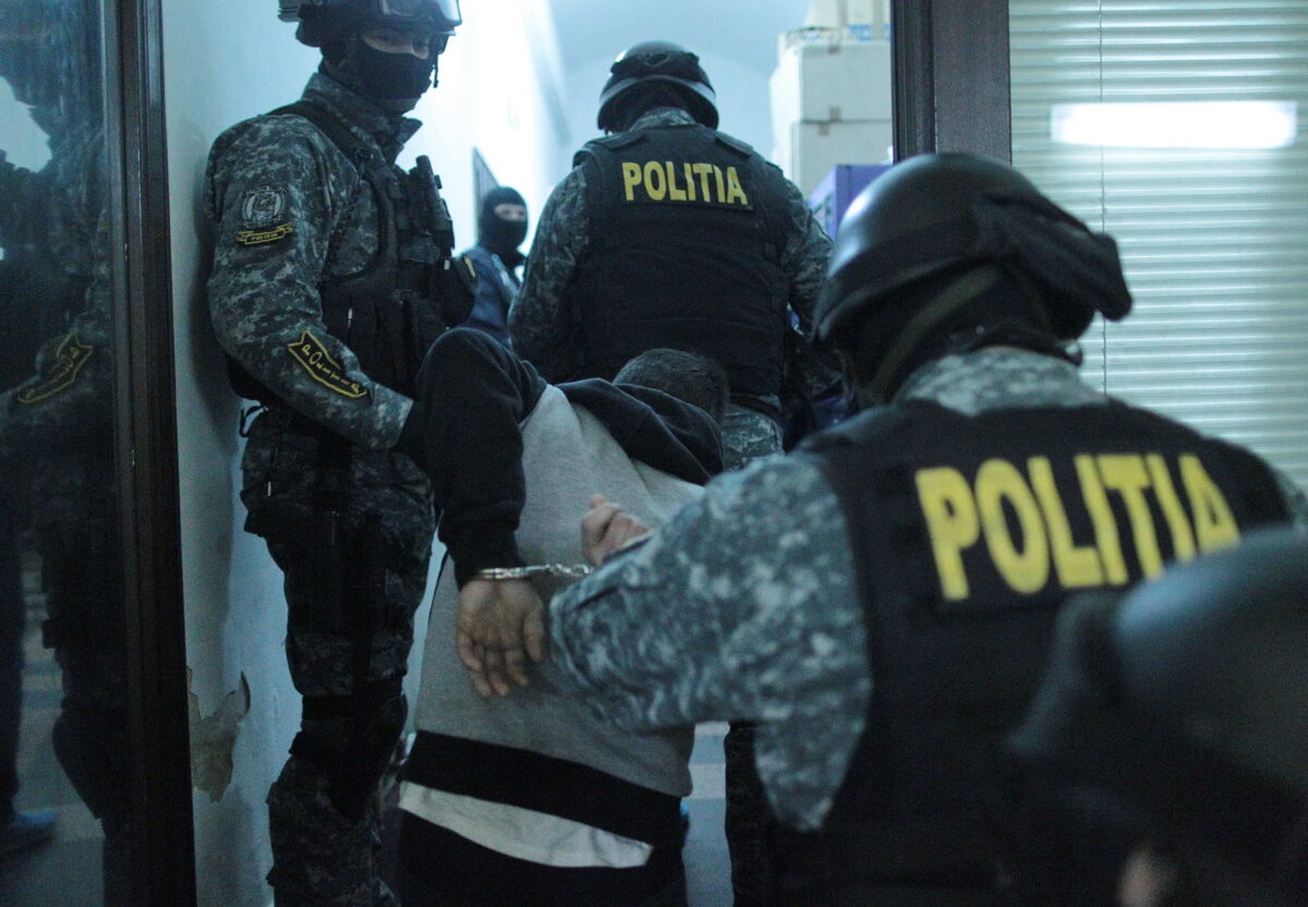 DIICOT lovește două rețele criminale: fraudă cu pensii și violență în Brăila