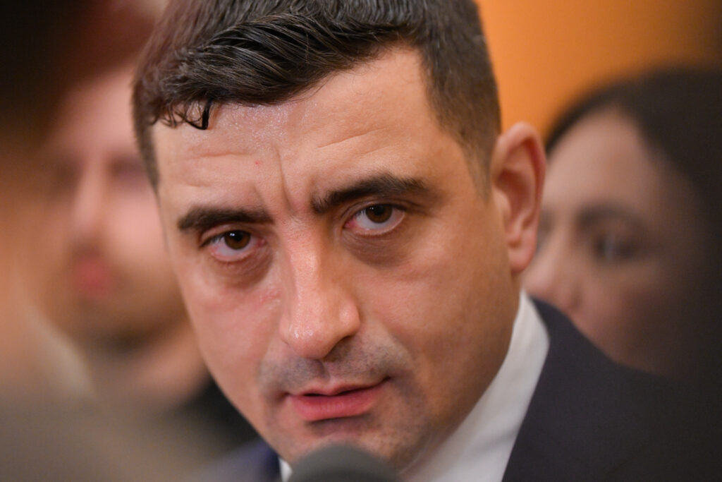 George Simion apariție surpriză în ultimele ore ale campaniei: „Votează împotriva ideologiilor care vor să ne schimbe copiii”