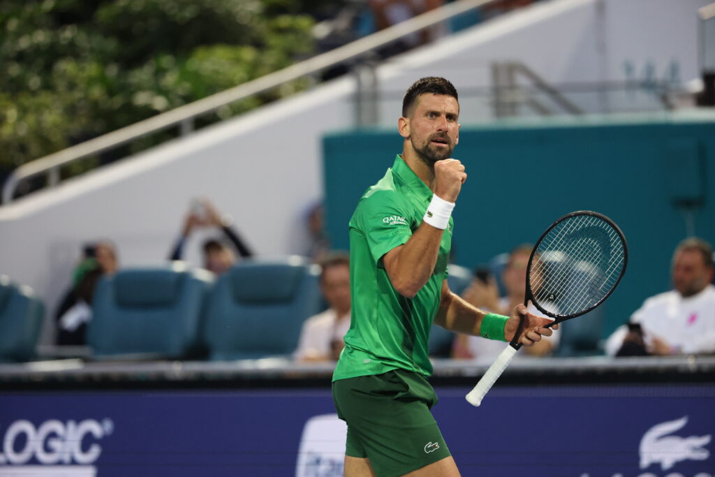 Djokovic se Luptă pentru al 100-lea Titlu la Miami Open și Îl Înfruntă pe Tânărul Mensik în Finală! Messi Printre Spectatori!