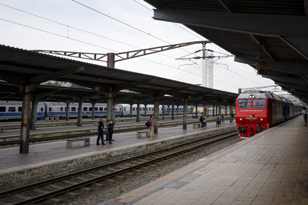 Misiune în gara din Roman după ce un paznic s-a accidentat și a căzut sub un tren