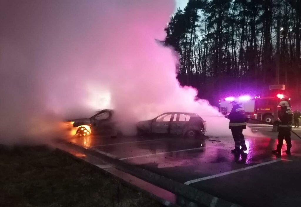 Brașov: Două mașini, cuprinse de flăcări în urma unui incendiu