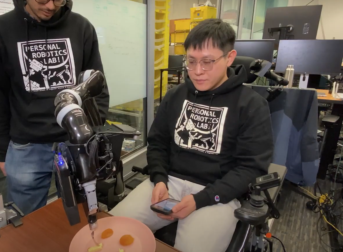 Robotul care hrănește persoanele cu dizabilități, testat cu succes în condiții reale Robotul care hrănește persoanele cu dizabilități, testat cu succes în condiții reale