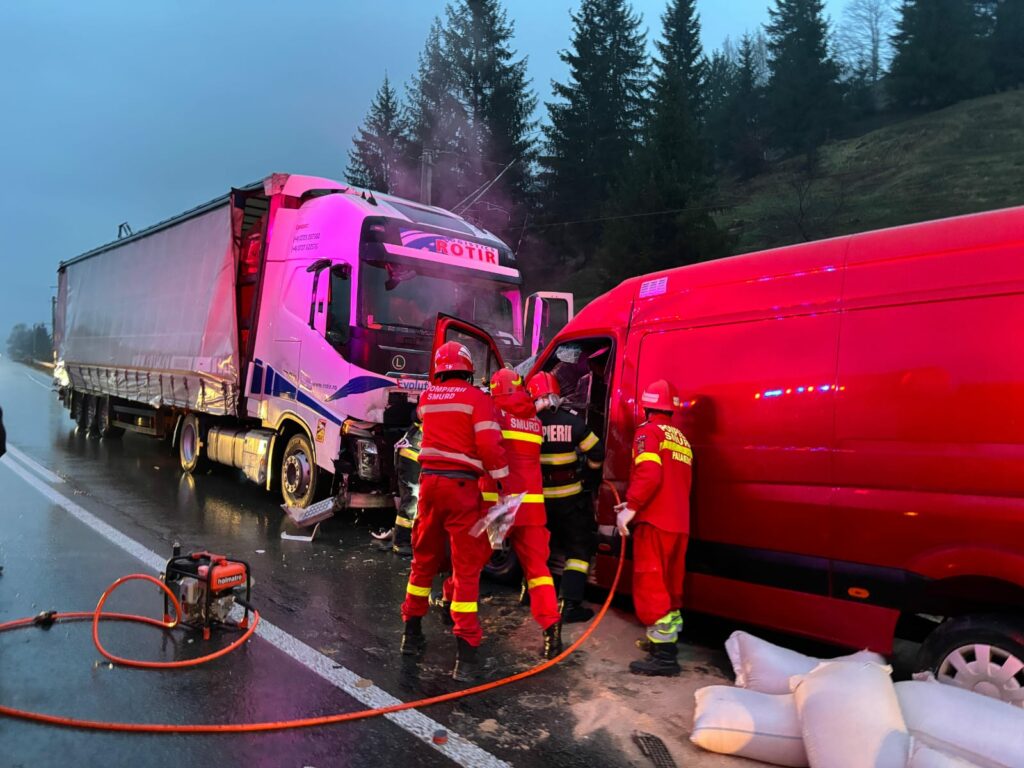 Accident între microbuz și camion cu cereale, două persoane rănite!