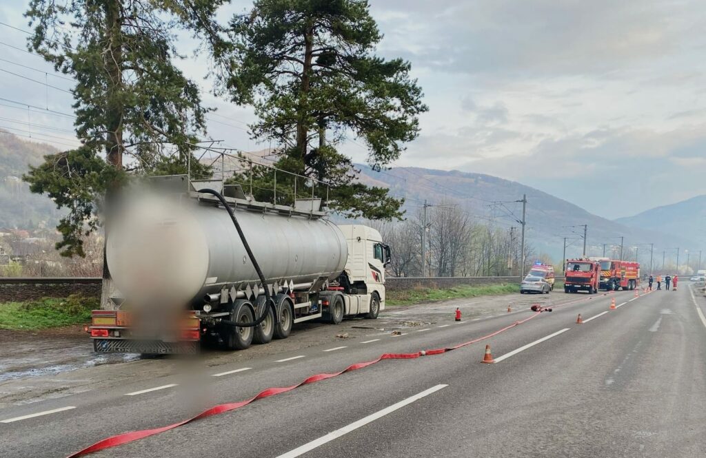 28 de Persoane Evacuate și Măsuri de Siguranță Instituite pe DN1; Operațiune de Transvazare în Desfășurare pentru Prevenirea Răspândirii Substanței Periculoase! ISU și Poliția Română Mobilizate!