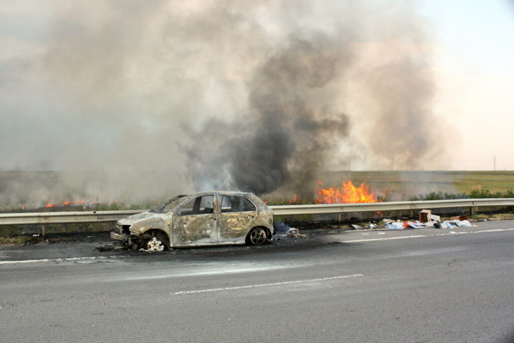 Trafic Restricționat Datorită Mașinii Incendiate Aproape de Pitești. Atenție, Se Circulă Doar pe Banda 2!