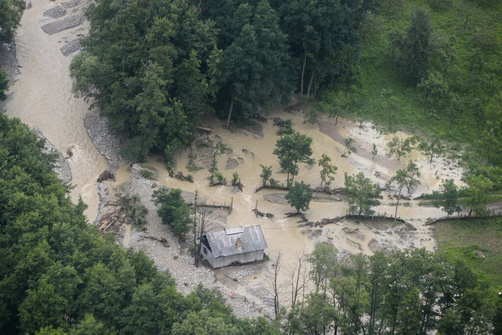Cod roșu de inundații: Pericol pe râuri din Harghita, Covasna, Brașov, Botoșani și Iași