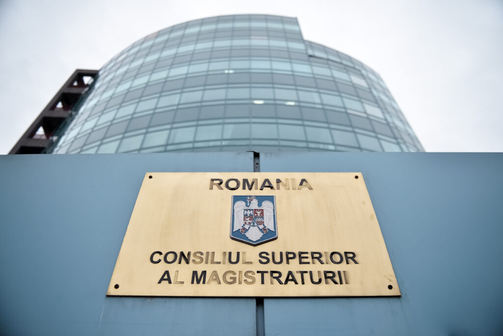 CSM investighează judecătorul după ce CA Ploiești a suspendat decizia CCR privind anularea alegerilor. Practica judiciară unitară a respins alte 30 de cazuri similare. Recurs declarat în 5 zile la Instanța Supremă.