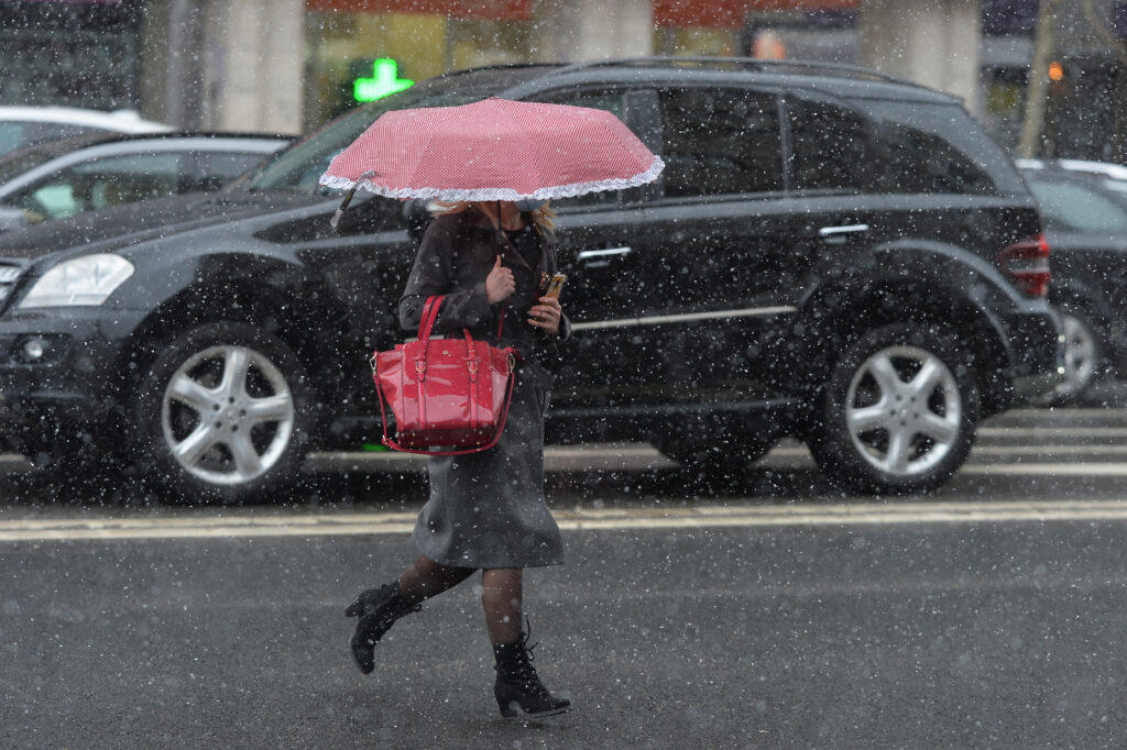  Furtuni Violente, Grindină și Ninsori în România până Luni, Cod Galben în Mai Multe Județe. Află ce Zone vor fi Afectate și Temperaturi Negative Așteptate. Pregătește-te pentru Vreme Extreme.