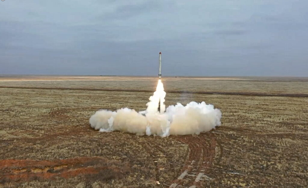 Asistăm la o Nouă Amenințare Globală? Analiza Pentagonului Dezvăluie Colaborarea Alarmantă și Expansiunea Armamentului Nuclear în 2023