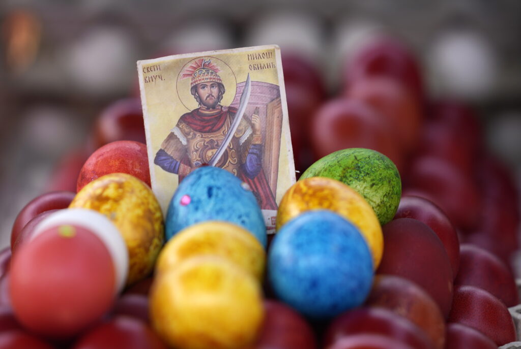 Tradiția Ciocnirii Ouălor Roșii și Povestea Iepurașului – Legende, Rituri și Semnificații Globale