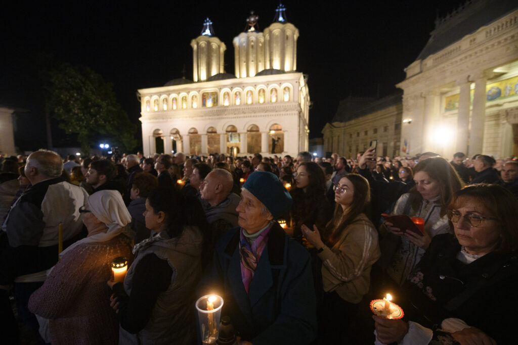 Ritualuri și Tradiții Ortodoxe pentru Pregătirea Învierii și Semnificația Spirituală a Zilei de dinaintea Paștelui în România
