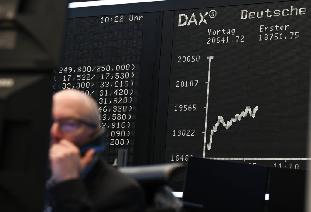 FTSE 100, DAX, CAC 40 și FTSE MIB, Îmbunătățiri Semnificative După Schimbarea Politicii Tarifare a lui Trump! Descoperă Impactul Deciziilor Comerciale asupra Piețelor Financiare și Reacția Pozitivă a SUA!