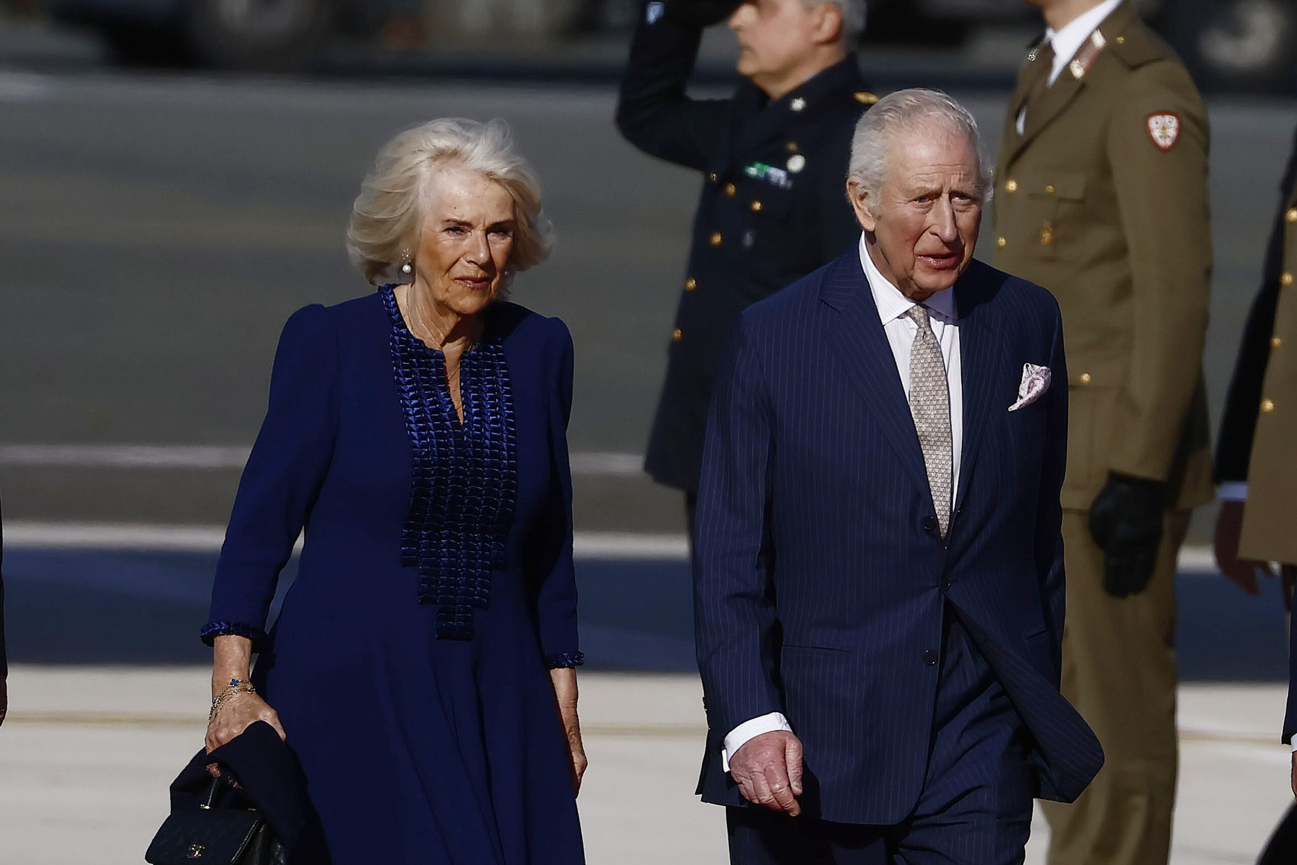 Regele Charles și regina Camilla au salutat mulțimea după slujba de Paște