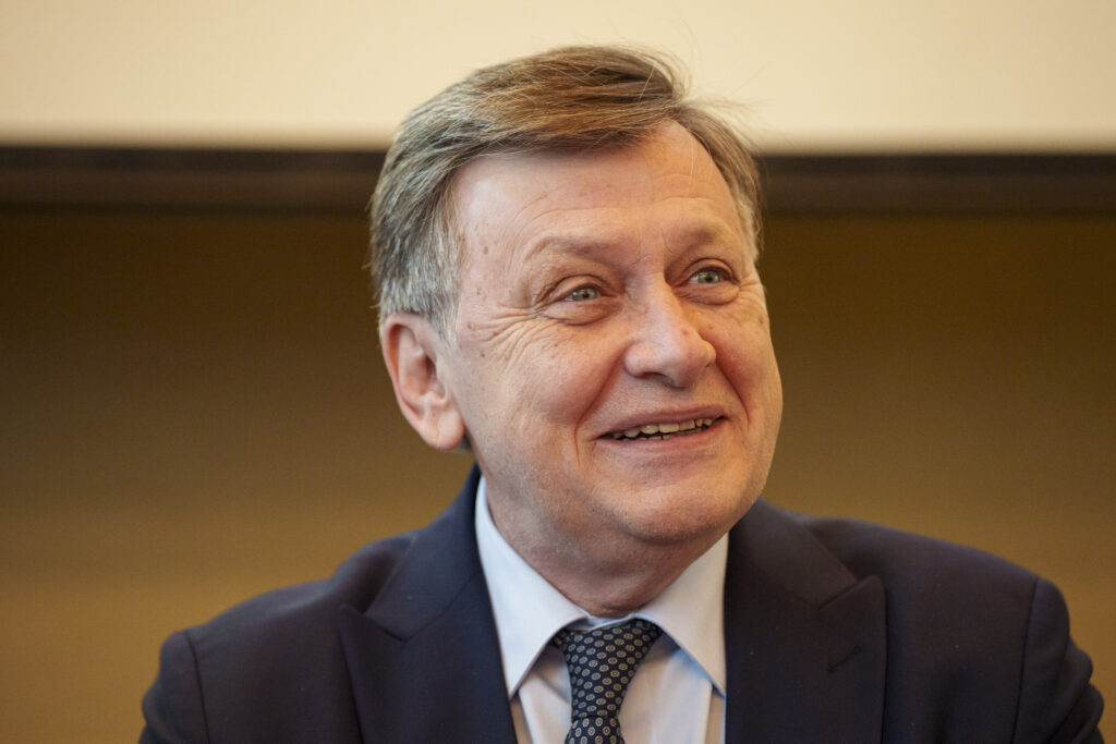 Alegeri prezidențiale 2025, capitolul educație. Ce educație și formare are Crin Antonescu