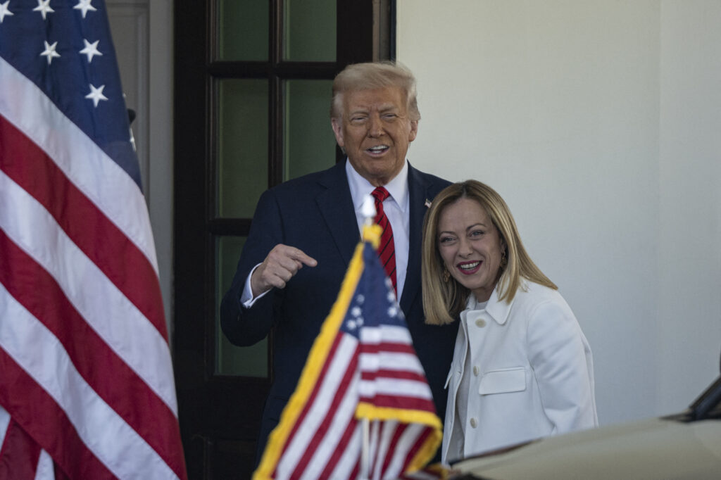 Trump o ironizează pe Giorgia Meloni înaintea summitului NATO: „Are nevoie de un ordin de restricție”