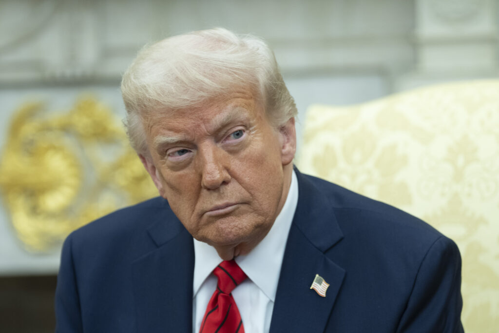 Trump revine în „locul fericit” din Golf: Prima vizită majoră externă vizează Arabia Saudită