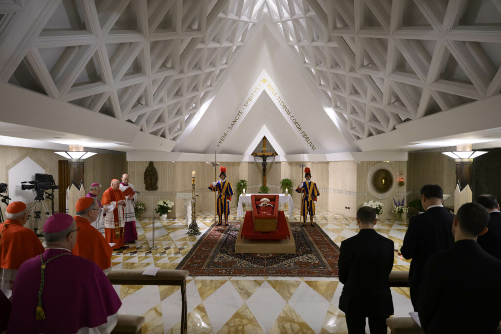 Sicriul Papei Francisc rămâne la Basilica Sfântul Petru până înainte de funeralii