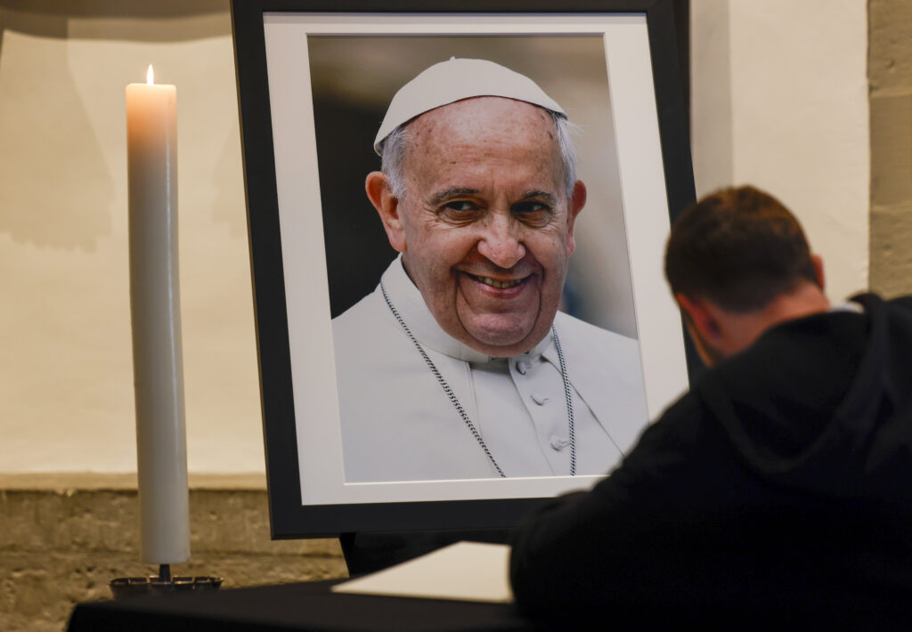 Zeci de Mii de Credincioși Așteptați la Vatican