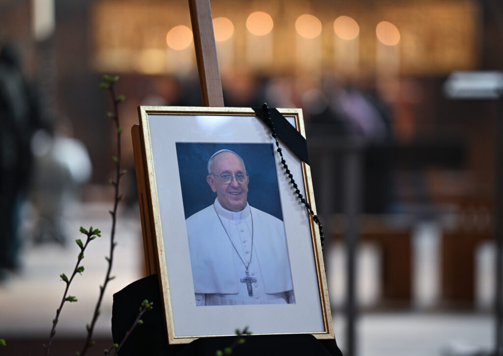 Guvernul israelian a retractat un mesaj de condoleanțe pentru Papa Francisc după o postare controversată pe rețelele sociale. Dispariția mesajului subliniază tensiuni diplomatice legate de declarații anterioare ale Papei despre conflictele din Gaza.