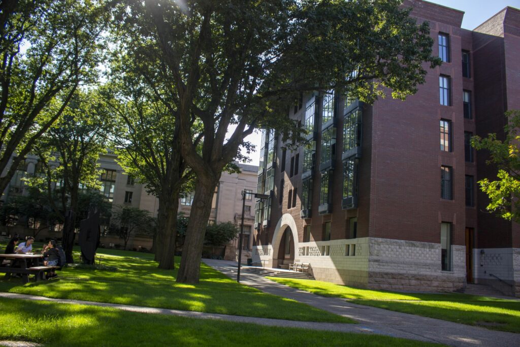Controversa Interferenței Guvernamentale în Universitățile Americane și Reacția Opoziției Academice din Ivy League - New York Times raport despre tensiunile în învățământul superior USA