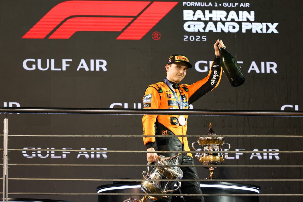 Preia conducerea campionatului după penalizarea lui Verstappen și domină sezonul de Formula 1! Norris și Leclerc completează podiumul tacticilor de succes.