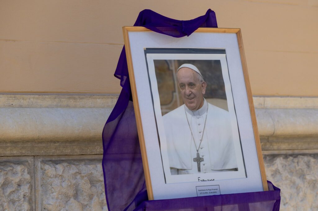 Detalii Emoționante și Prezența Delegațiilor Internaționale la Funeralii