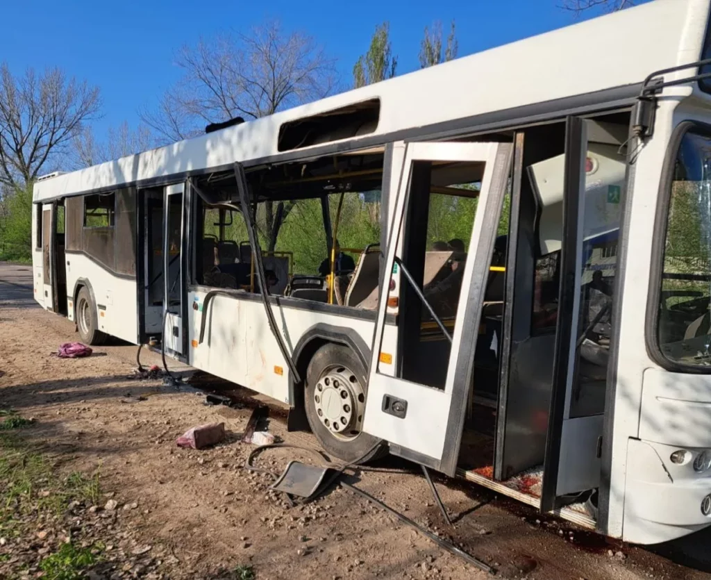 O dronă lansată de ruși a lovit un autobuz cu pasageri din Ucraina