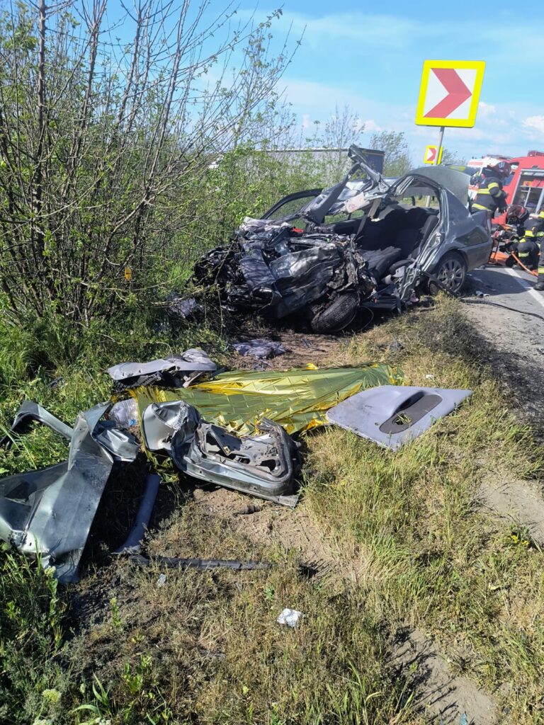 Femeie decedată și doi copii grav răniți într-un accident auto-TIR. Trafic blocat integral, se preconizează reluarea circulației la ora 18:30.