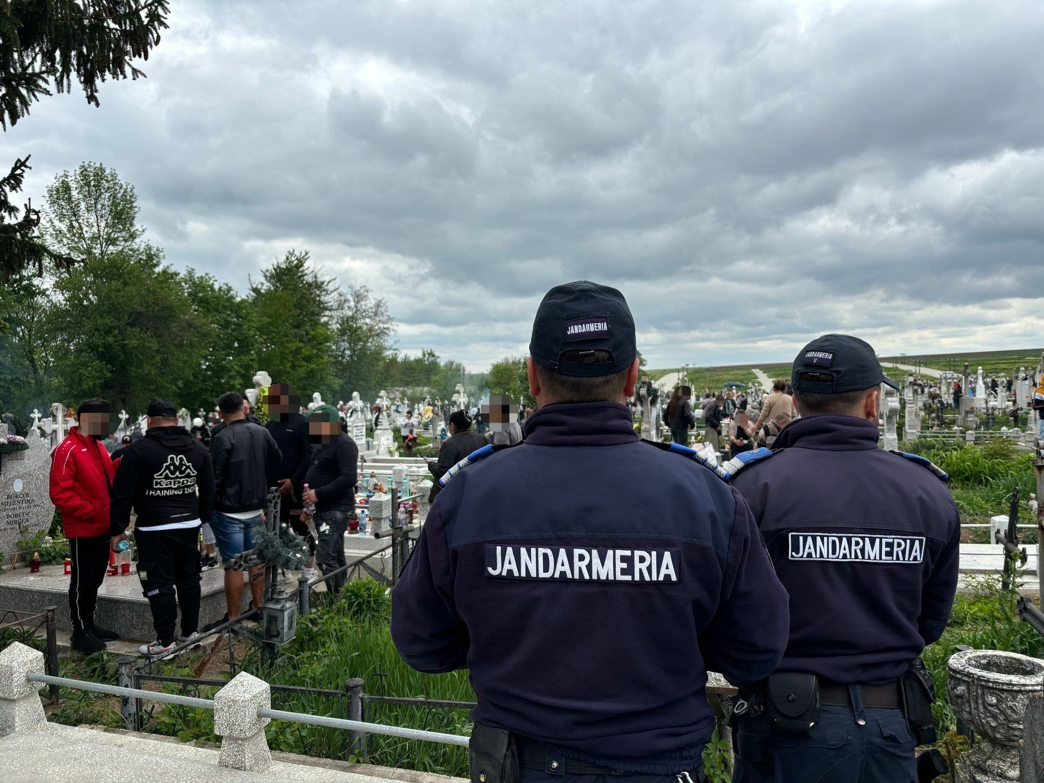Botoşăneni amendaţi pentru că au făcut picnic în cimitir de Paştele Blajinilor