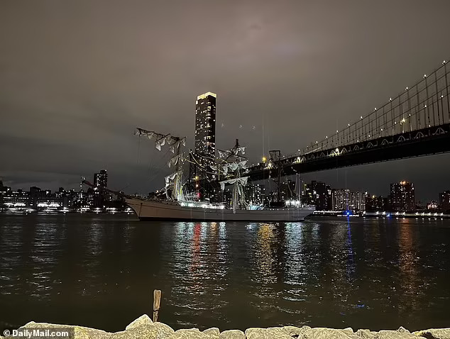 Doi marinari au murit după ce nava Marinei Mexicane s-a izbit de Podul Brooklyn