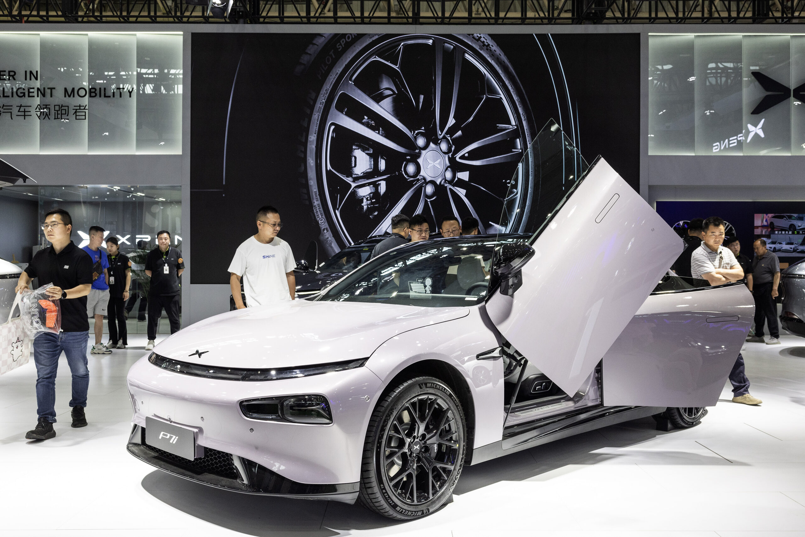 Chinezii ce au depășit Tesla intră în București. Brandul a semnat un parteneriat cu Ţiriac Auto pentru showroom într-o zonă importantă